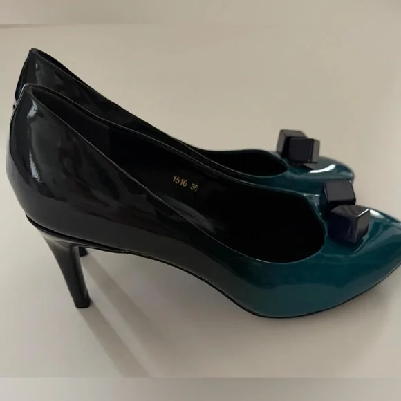 Louis Vuitton navy blue Heels Size 8 - Picture 4 of 12